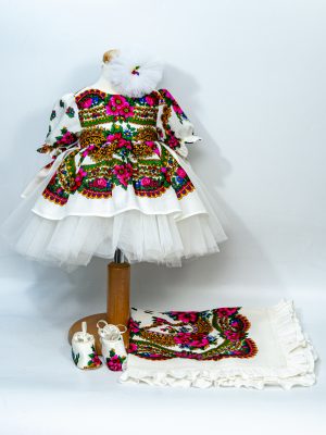 Set Tradițional Botez Fetiță – „Floare de Bucovina” (Rochiță + Botoșei + Pled asortat)